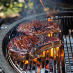 Корзина для копчения Slow ‘N Sear Deluxe для грилей 57 см готовые стейки