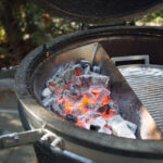 Корзина для копчения Slow ‘N Sear Deluxe для грилей 57 см уголь горящий