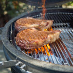 Корзина для копчения Slow ‘N Sear Deluxe для грилей 57 см стейки жарятся