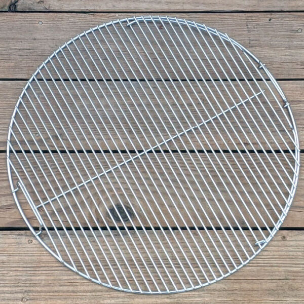 Вращающаяся решетка SnS EasySpin для угольных грилей 57 см, с откидной створкой Вращающаяся решетка Slow 'N Sear EasySpin для угольных грилей 57 см, с откидной створкой на столике