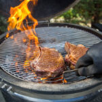 Вращающаяся решетка Slow 'N Sear EasySpin для угольных грилей 57 см, с откидной створкой жарим стейки