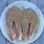 маринуем стейки из рыбы в приправе для морепродуктов барбекю Arefyev