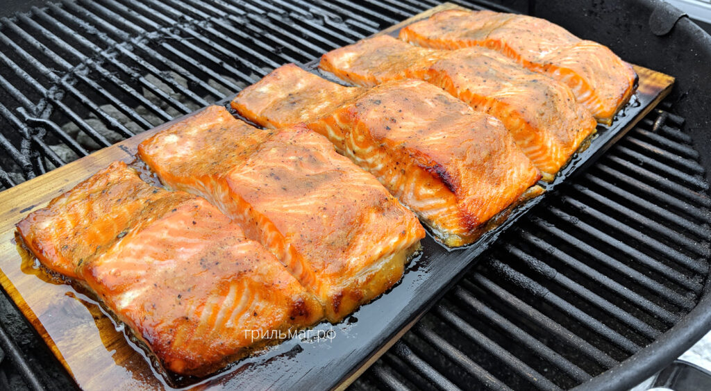 готовая рыба на доске в гриле