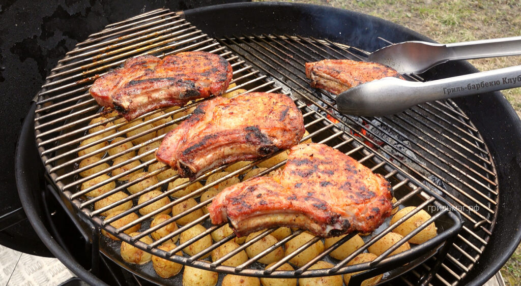 картофель на решетке и стейки на подставке второго уровня