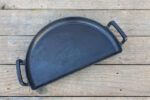 Чугунный поддон Drip ‘N Griddle Cast Iron для корзины SnS 57 см - Image 4